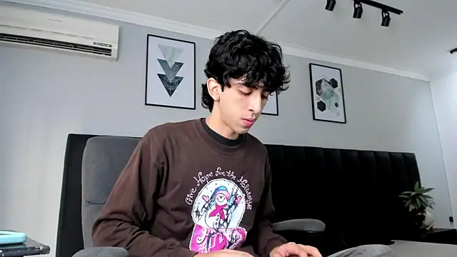 Snapshot of Alezzandro_ chatting on 03-08-25, 01:47 Alezzandro online show from 03-08-25, 01:47