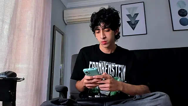 Snapshot of Alezzandro_ chatting on 03-15-25, 08:10 Alezzandro online show from 03-15-25, 08:10