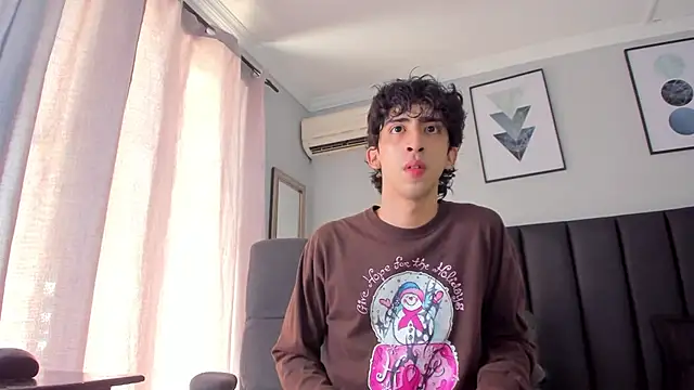 Snapshot of Alezzandro_ chatting on 03-18-25, 01:53 Alezzandro online show from 03-18-25, 01:53