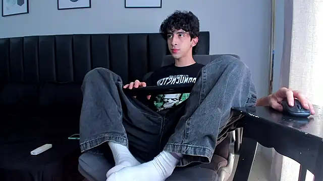 Snapshot of Alezzandro_ chatting on 03-22-25, 02:36 Alezzandro online show from 03-22-25, 02:36