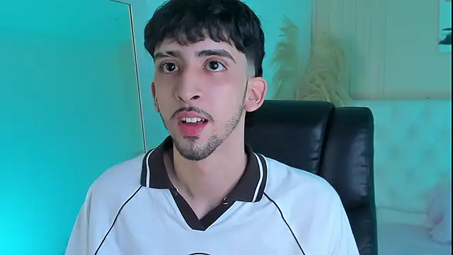 Snapshot of Alezzandro_ chatting on 09-18-25, 08:44 Alezzandro online show from 09-18-25, 08:44