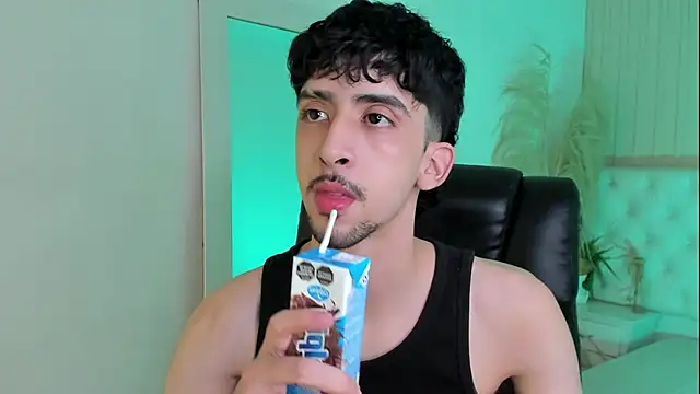 Snapshot of Alezzandro_ chatting on 09-25-25, 08:23 Alezzandro online show from 09-25-25, 08:23