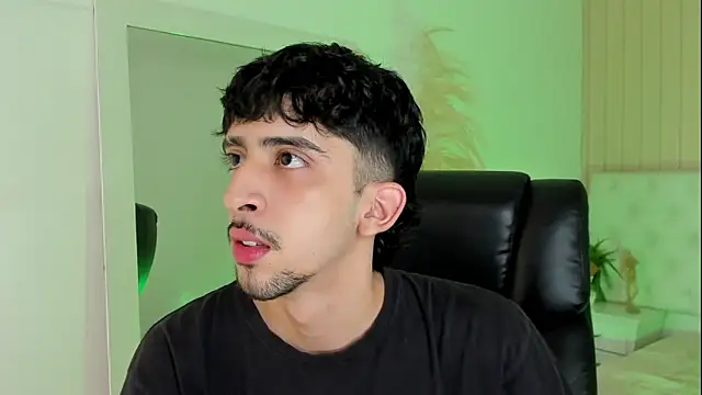 Snapshot of Alezzandro_ chatting on 09-26-25, 08:02 Alezzandro online show from 09-26-25, 08:02