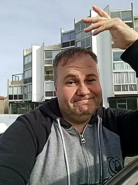 Snapshot of Pourleplasirs chatting on 11-12-25, 01:00 Pourleplasirs online show from 11-12-25, 01:00