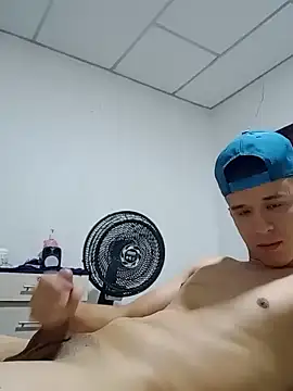 Snapshot of arevalo1124 chatting on 02-03-25, 11:47 arevalo1124 online show from 02-03-25, 11:47