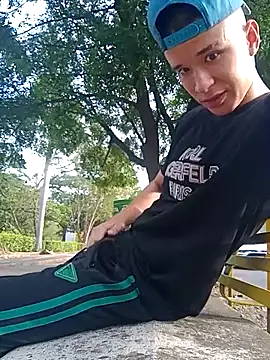 Snapshot of arevalo1124 chatting on 09-12-25, 09:37 arevalo1124 online show from 09-12-25, 09:37