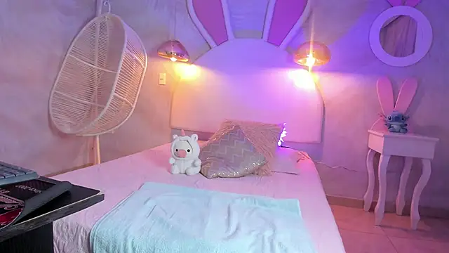 Snapshot of NAUGHTY_ALANA_ chatting on 02-17-25, 07:53 NAUGHTY ALANA online show from 02-17-25, 07:53