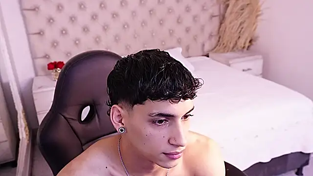 Snapshot of JhoanLeandro chatting on 06-17-26, 04:37 JhoanLeandro online show from 06-17-26, 04:37