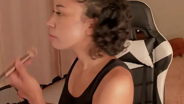 Snapshot of leahaltomm chatting on 03-07-25, 05:38 leahaltomm online show from 03-07-25, 05:38