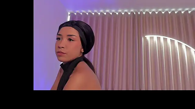 Snapshot of leahaltomm chatting on 09-15-25, 07:47 leahaltomm online show from 09-15-25, 07:47