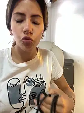 Snapshot of Andrea18_blonde chatting on 02-22-25, 12:51 Andrea18 blonde online show from 02-22-25, 12:51