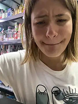 Snapshot of Andrea18_blonde chatting on 11-13-25, 03:55 Andrea18 blonde online show from 11-13-25, 03:55