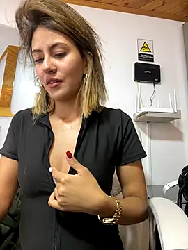 Snapshot of Andrea18_blonde chatting on 12-13-25, 07:53 Andrea18 blonde online show from 12-13-25, 07:53