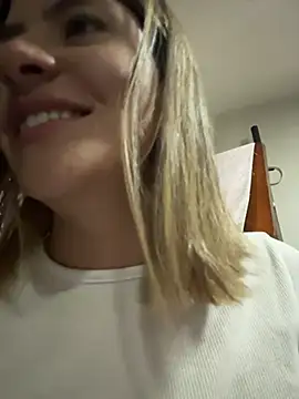 Snapshot of Andrea18_blonde chatting on 01-17-26, 03:50 Andrea18 blonde online show from 01-17-26, 03:50