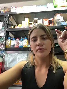 Snapshot of Andrea18_blonde chatting on 02-10-26, 04:33 Andrea18 blonde online show from 02-10-26, 04:33