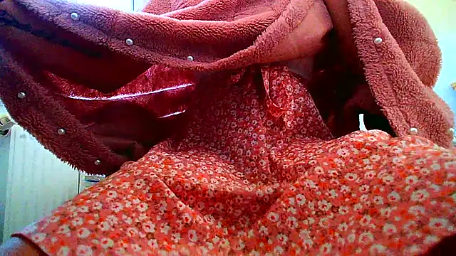 Snapshot of balkis30 chatting on 05-11-26, 10:54 balkis30 online show from 05-11-26, 10:54