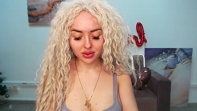 Snapshot of MissisCaty chatting on 02-06-25, 10:43 MissisCaty online show from 02-06-25, 10:43