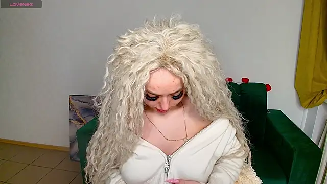 Snapshot of MissisCaty chatting on 02-12-25, 04:01 MissisCaty online show from 02-12-25, 04:01