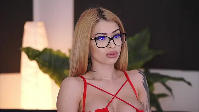 Snapshot of SkinnyBlondiie chatting on 02-08-25, 10:07 SkinnyBlondiie online show from 02-08-25, 10:07