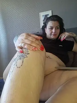 Snapshot of CannabisQueenn chatting on 06-19-26, 08:29 CannabisQueenn online show from 06-19-26, 08:29
