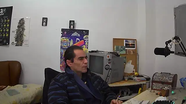 Snapshot of ReyDeBotones chatting on 02-01-25, 04:14 ReyDeBotones online show from 02-01-25, 04:14