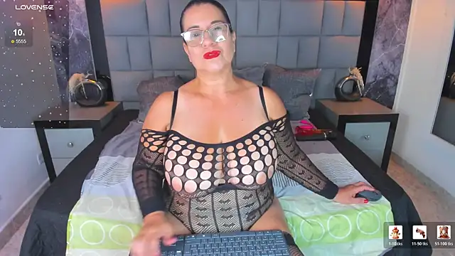 Snapshot of Your_Lady_Milf chatting on 04-25-26, 05:43 Your Lady Milf online show from 04-25-26, 05:43