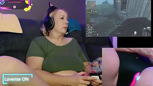 Snapshot of Trixiekittycutie chatting on 10-11-25, 01:16 Trixiekittycutie online show from 10-11-25, 01:16