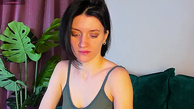 roxy riot  online show from 02-06-25, 03:06