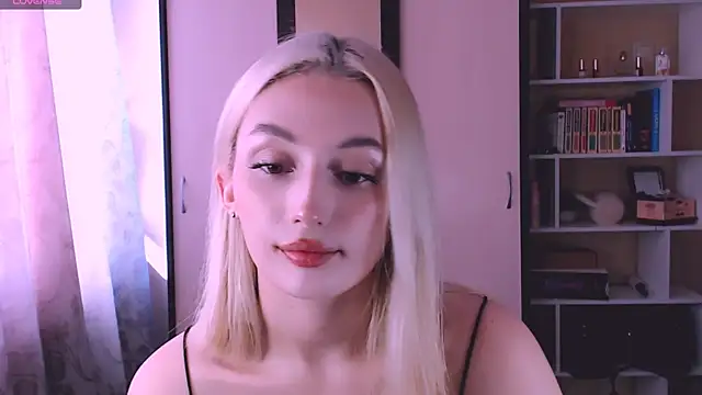 Snapshot of beauty_blonde chatting on 03-03-25, 09:33 beauty blonde online show from 03-03-25, 09:33