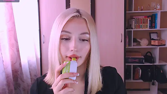 Snapshot of beauty_blonde chatting on 03-04-25, 08:35 beauty blonde online show from 03-04-25, 08:35