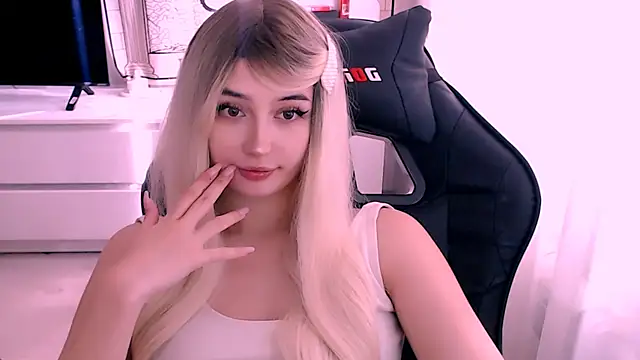 Snapshot of beauty_blonde chatting on 10-12-25, 05:50 beauty blonde online show from 10-12-25, 05:50