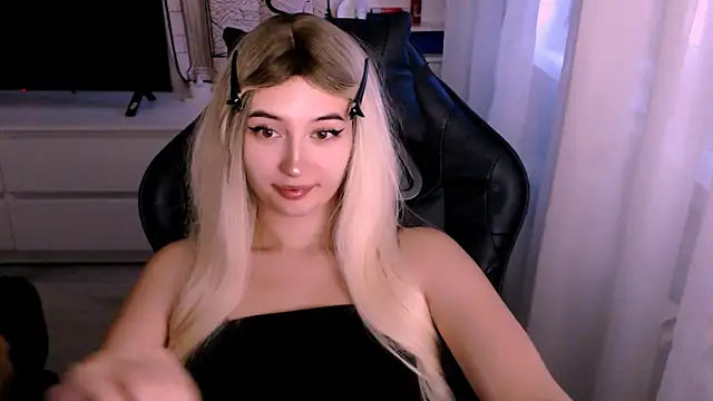 Snapshot of beauty_blonde chatting on 10-16-25, 01:06 beauty blonde online show from 10-16-25, 01:06