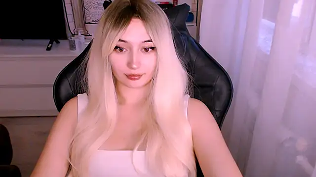 Snapshot of beauty_blonde chatting on 10-19-25, 01:17 beauty blonde online show from 10-19-25, 01:17