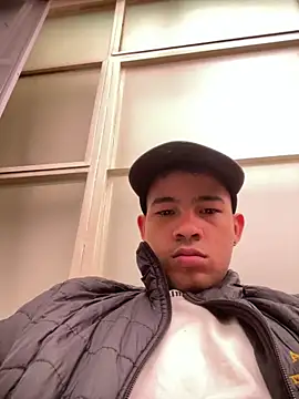 Snapshot of Twink_X chatting on 02-17-25, 07:21 Twink X online show from 02-17-25, 07:21