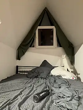 Julian wins online show from 03-22-25, 07:42