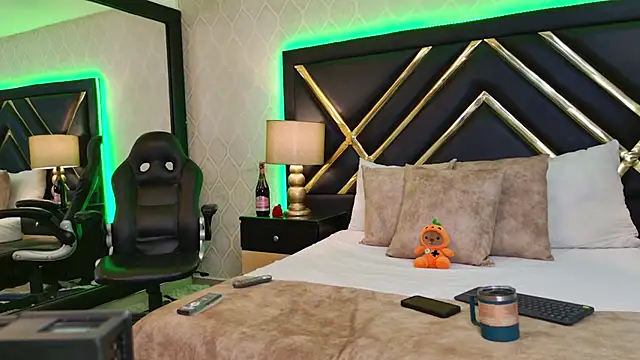 SophieWinsloow online show from 10-22-25, 01:33