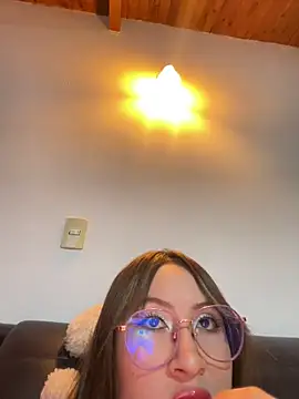 ValentinaOrtiz3 online show from 03-04-25, 09:00