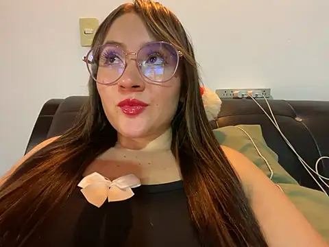ValentinaOrtiz3 online show from 03-18-25, 01:32