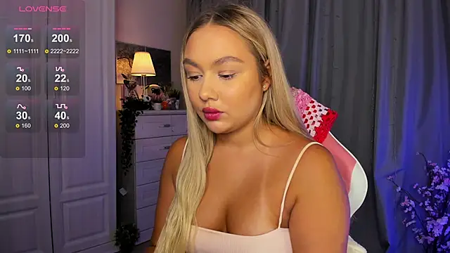 Snapshot of _Loneve__ chatting on 10-11-25, 01:31 Loneve online show from 10-11-25, 01:31