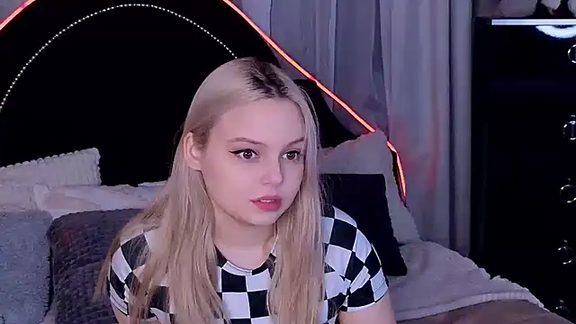 Snapshot of CLAIRE_VOGT chatting on 03-21-25, 06:27 CLAIRE VOGT online show from 03-21-25, 06:27