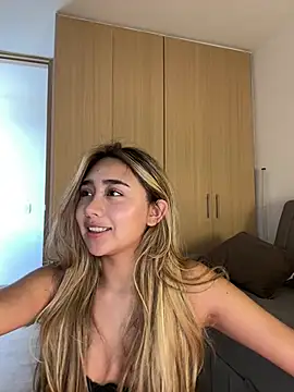 Hornyholly   online show from 04-26-26, 07:00