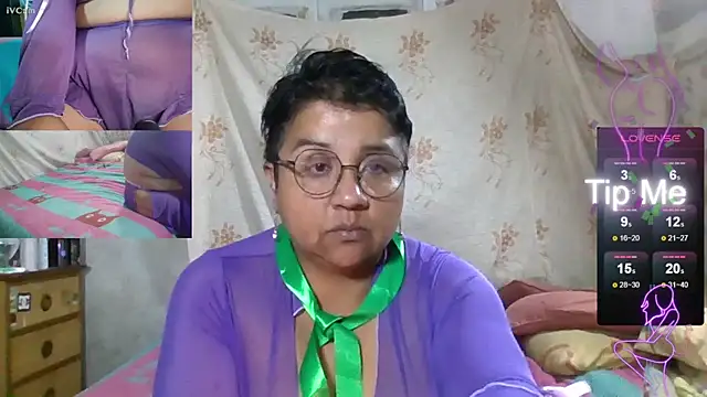 Snapshot of erinadarling79 chatting on 10-11-25, 02:33 erinadarling79 online show from 10-11-25, 02:33