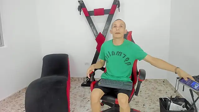 Snapshot of Isak_Millan chatting on 10-14-25, 01:34 Isak Millan online show from 10-14-25, 01:34