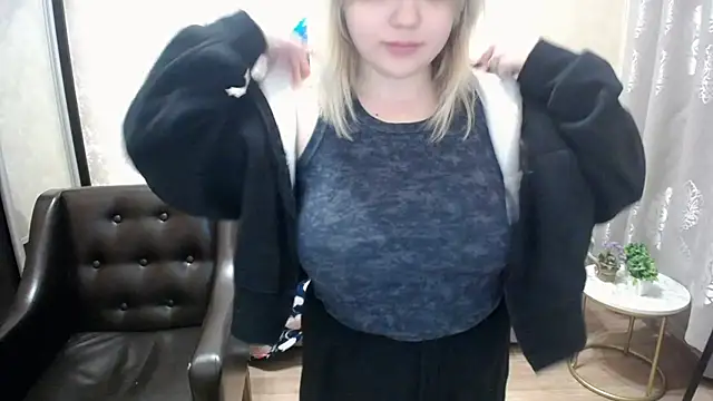 Snapshot of Finna_39 chatting on 10-18-25, 06:41 Finna 39 online show from 10-18-25, 06:41