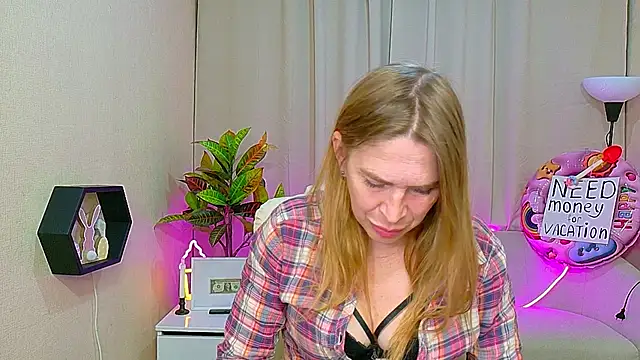 Snapshot of TessaDaybreak chatting on 05-26-26, 06:42 TessaDaybreak online show from 05-26-26, 06:42