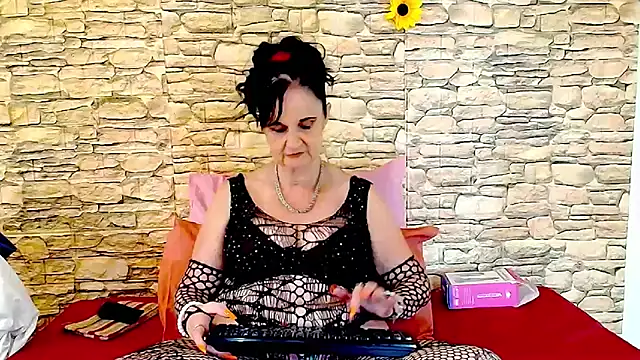 Snapshot of LuciousGrace chatting on 05-21-26, 06:09 LuciousGrace online show from 05-21-26, 06:09