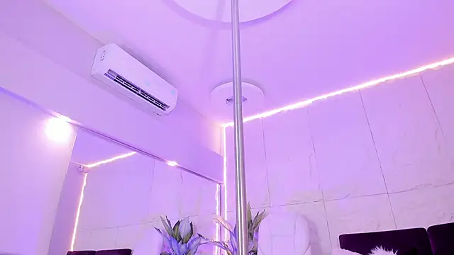 MelanieHillss online show from 12-04-25, 04:11