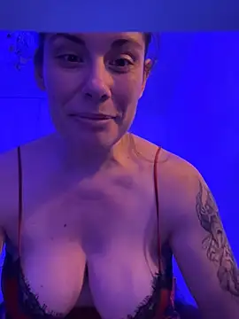 Snapshot of Lar0uch chatting on 02-19-25, 07:27 Lar0uch online show from 02-19-25, 07:27