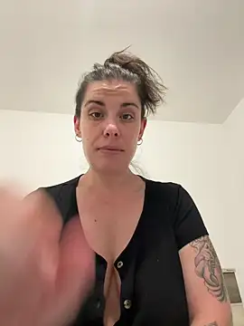 Snapshot of Lar0uch chatting on 02-26-25, 06:43 Lar0uch online show from 02-26-25, 06:43