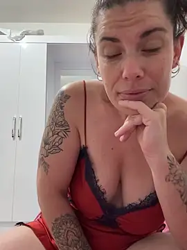 Snapshot of Lar0uch chatting on 03-21-25, 04:49 Lar0uch online show from 03-21-25, 04:49